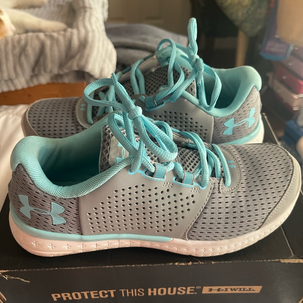 EUC Under Armour womens running shoes sz 7.5, grey and teal